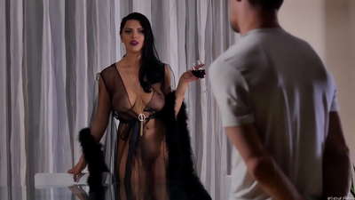 Шлюшка Кіра Квін запросила свого сусіда на чай і трахнула його на обідньому столі